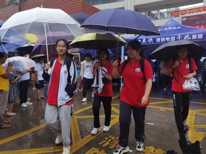 廣西中考在大雨中開考 家長冒雨接送考生
